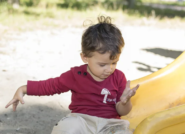 Garçon 2 ans jouer dans la cour de récréation — Photo