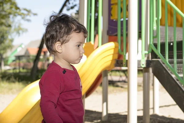 Garçon 2 ans jouer dans la cour de récréation — Photo