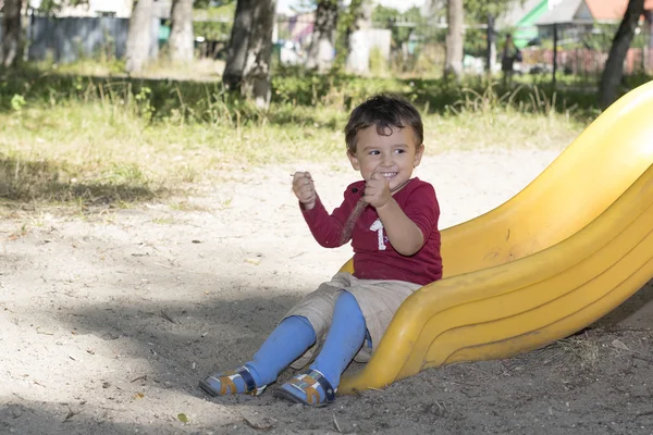 Мальчик 2 года, играющий на детской площадке — стоковое фото