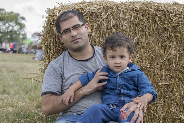 Dad and son near a haystack — Stock fotografie