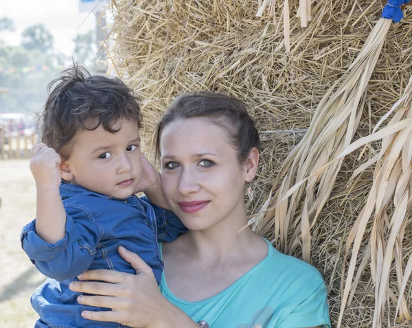 Mamá con hijo cerca de pajar — Foto de Stock