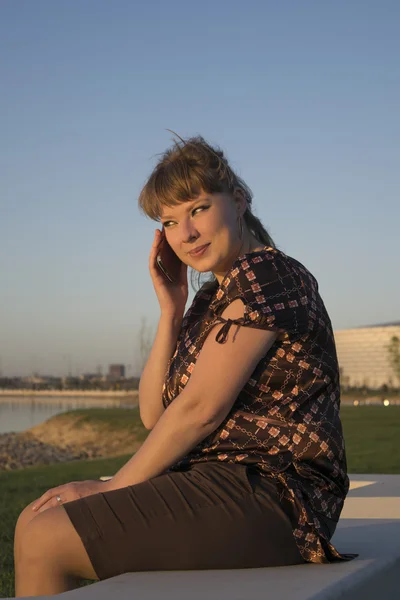 Femme avec le téléphone — Photo