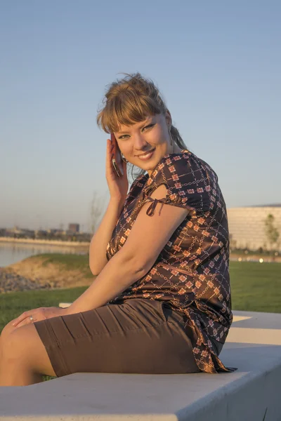 Frau mit dem Handy — Stockfoto