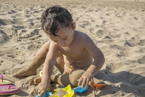 Chico desnudo en la playa — Foto de Stock