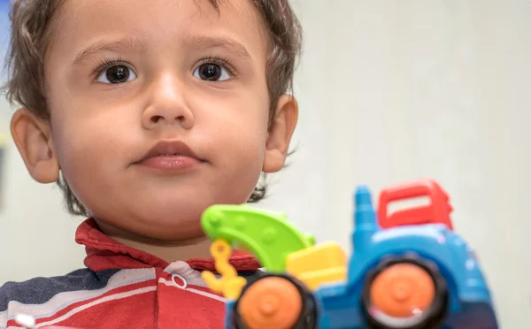 Niño jugando con coches de juguete —  Fotos de Stock