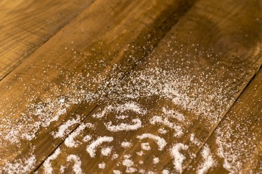 ahşap üzerinde kar taneleri