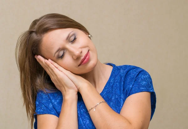 De slaap van een jonge vrouw — Stockfoto