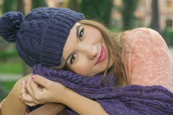 Menina morena em um chapéu de malha em um parque no outono — Fotografia de Stock