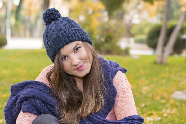 Brünettes Mädchen mit Strickmütze im Herbst in einem Park — Stockfoto