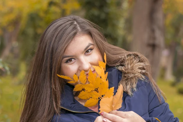 Retrato de mujer joven en el parque de otoño — Foto de Stock