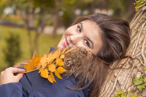 Retrato de mujer joven en el parque de otoño — Foto de Stock