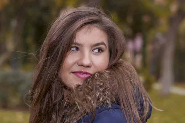 Portrét mladé ženy v bunda s kožešinou — Stock fotografie