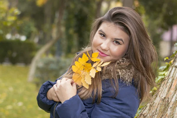 Porträt einer jungen Frau im Herbstpark — Stockfoto