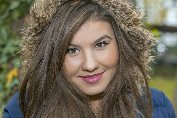 Ritratto di una giovane donna in giacca con pelliccia — Foto Stock