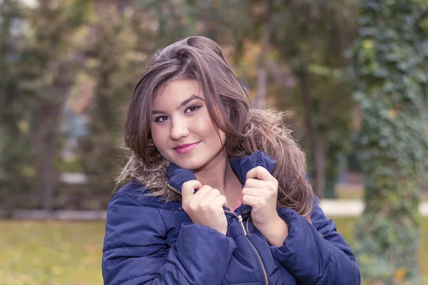 Portrét mladé ženy v bunda s kožešinou — Stock fotografie