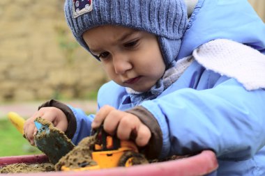 Küçük çocuk oynuyor.