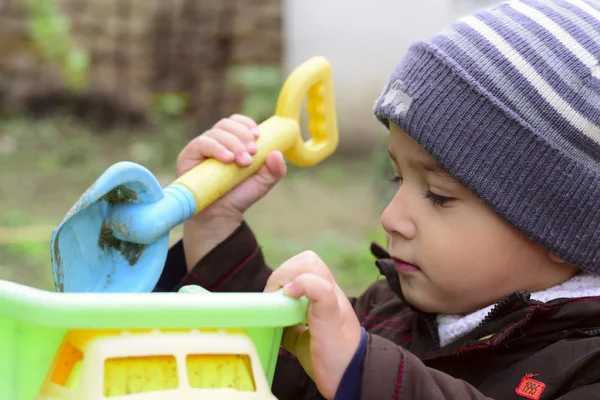 Kleiner Junge beim Spielen — Stockfoto