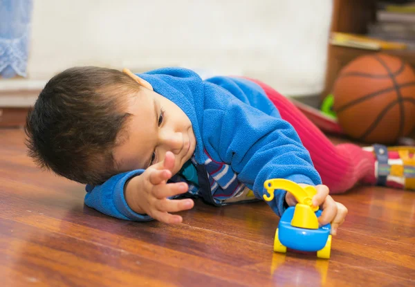 Kleine jongen aan het spelen — Stockfoto