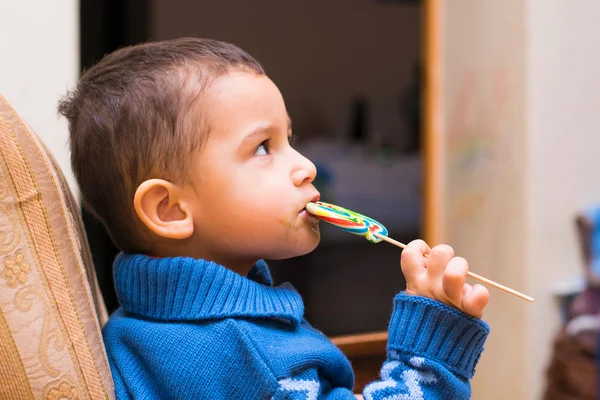 Pequeño niño come dulces —  Fotos de Stock