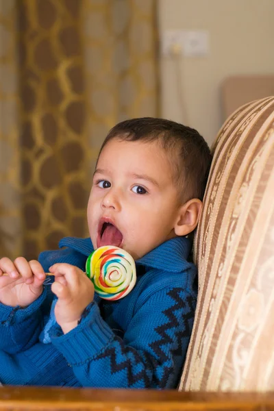 Pequeño niño come dulces —  Fotos de Stock