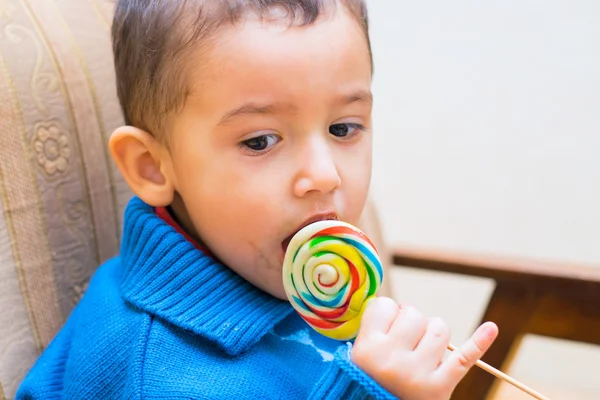 Triste ragazzo mangiare lecca-lecca — Foto Stock