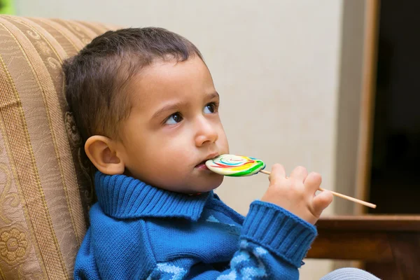 Trieste jongen eten Lollipop — Stockfoto