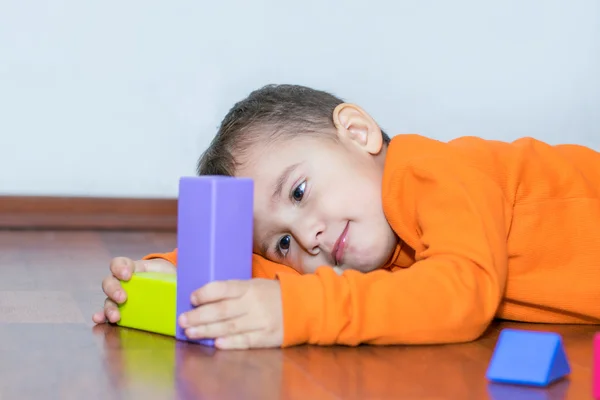 Menino brincando com figuras — Fotografia de Stock