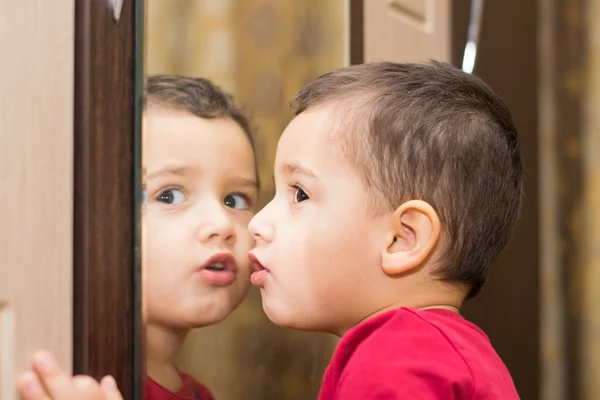 Мальчик возле зеркала — стоковое фото