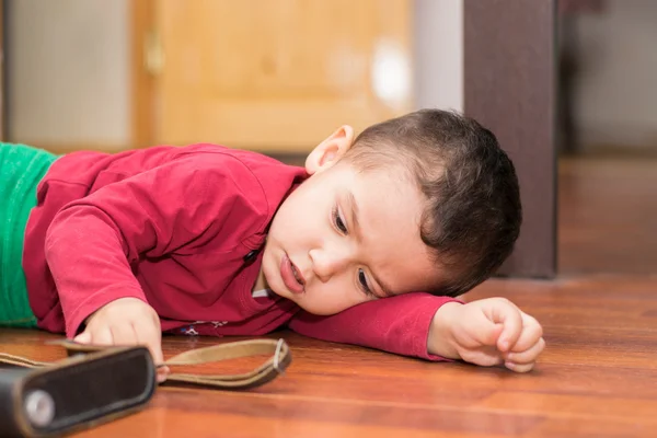 Мальчик, лежащий на полу — стоковое фото
