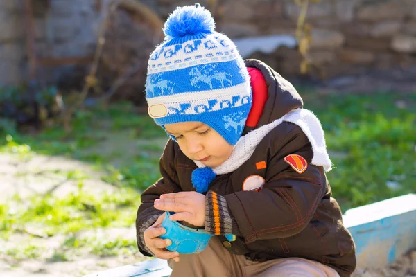 Boy playing in the sandbox — Stock Photo, Image