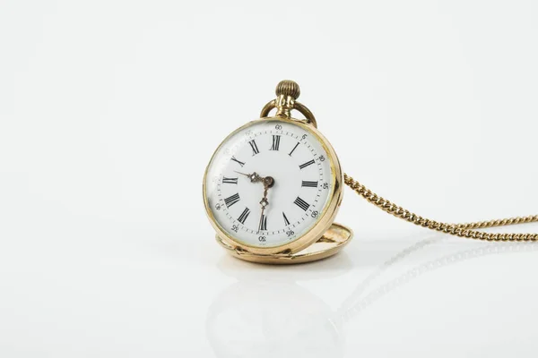 Relógio Bolso Antigo Contra Fundo Branco Fotografias De Stock Royalty-Free