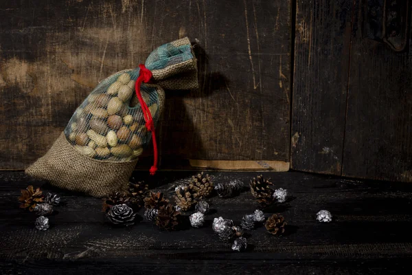 Jute zak gevuld met noten — Stockfoto