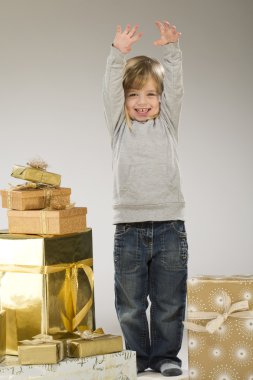 Noel hediyesi ile küçük kız
