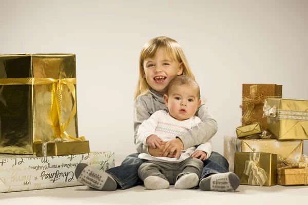 Kinder mit Weihnachtsgeschenk — Stockfoto