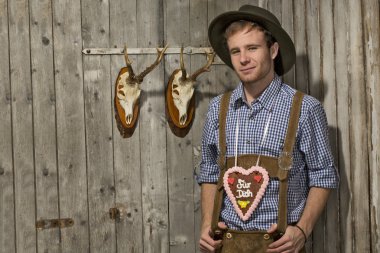 Junger şortlarla Mann