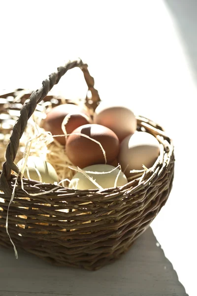 Huevos en una cesta —  Fotos de Stock