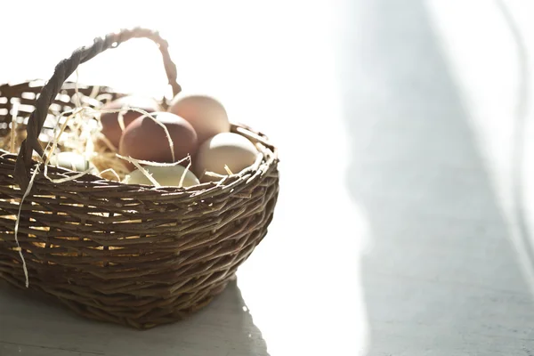 Huevos en una cesta —  Fotos de Stock