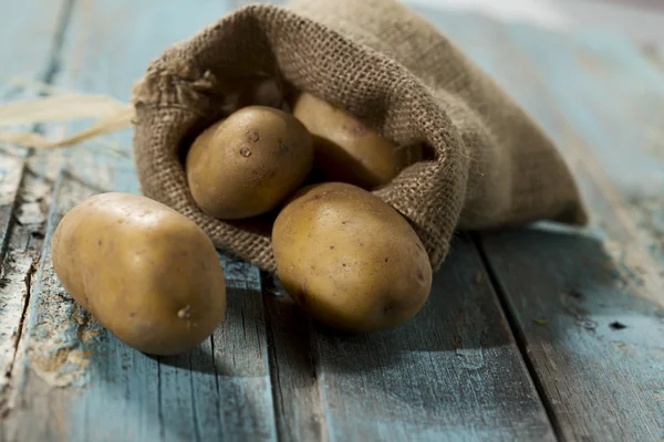 Batatas em um saco de juta — Fotografia de Stock