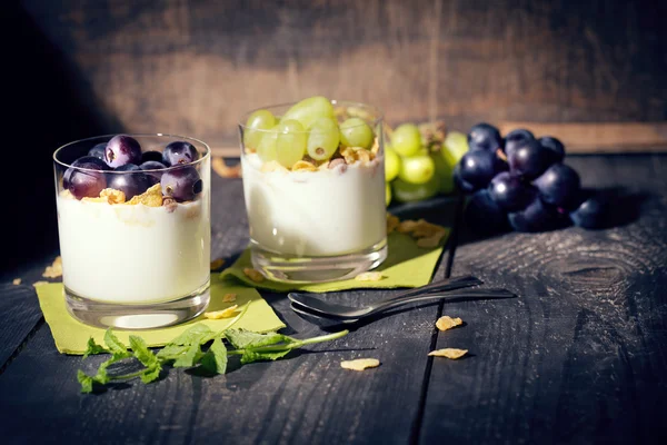 Joghurt mit Trauben und kukoricapehely Stock Kép