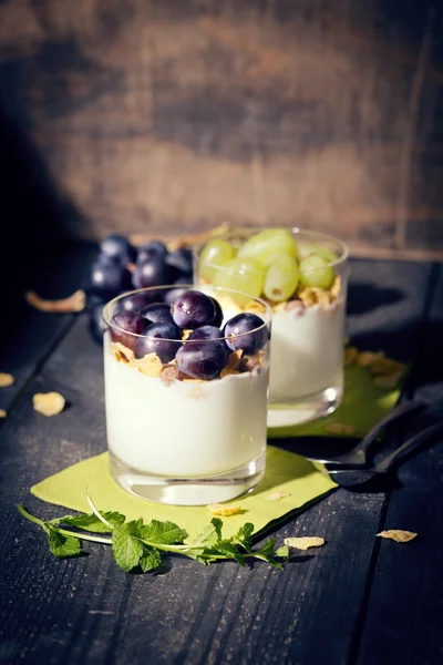 Joghurt mit Trauben und kukoricapehely Jogdíjmentes Stock Fotók