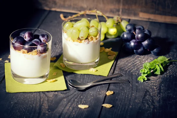 Joghurt mit Trauben und 콘플레이크 스톡 이미지