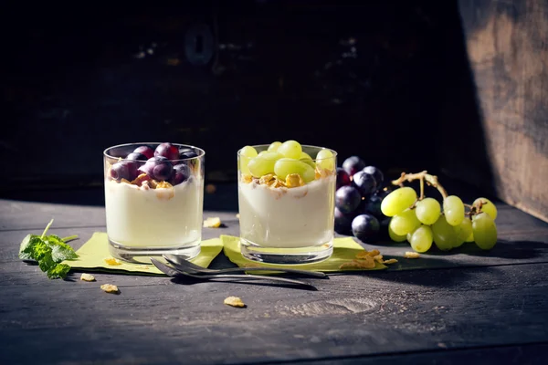 Jogurt mit Trauben und Cornflakes Stock Fotografie