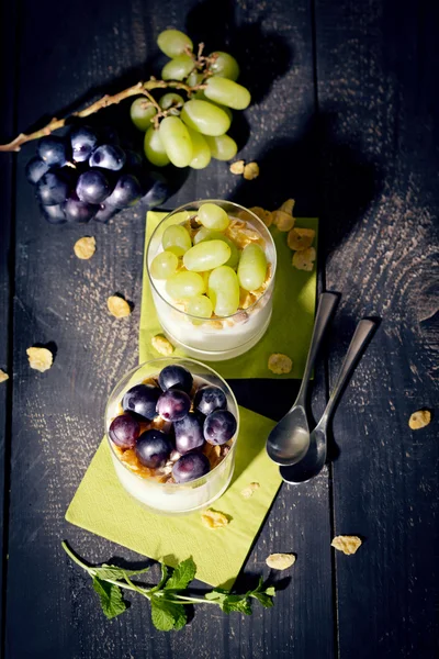 Joghurt mit Trauben und 콘플레이크 스톡 사진