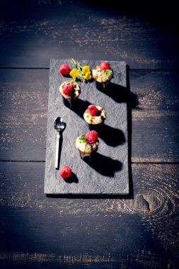 tatlı çikolata, krema bir ahududu