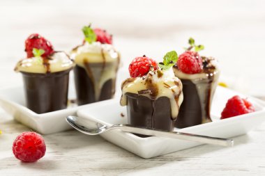 vanilya puding ile çikolata Kupası