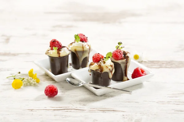 Csoki kupa a vaníliás puding — Stock Fotó
