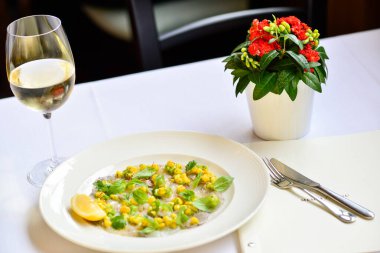 Mısır ve fesleğenle süslenmiş balık carpaccio 'su.