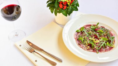 Lezzetli paccio bifteği ve taze fesleğen.