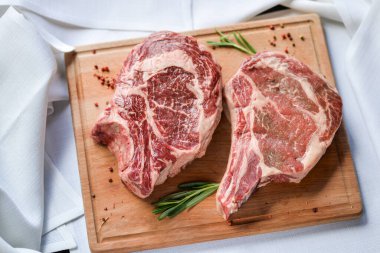 Biberiyeli taze biftek ve ahşap tahtada biber. 