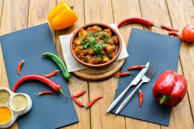 Masada soslu bir kasede lezzetli sebze yahnisi.